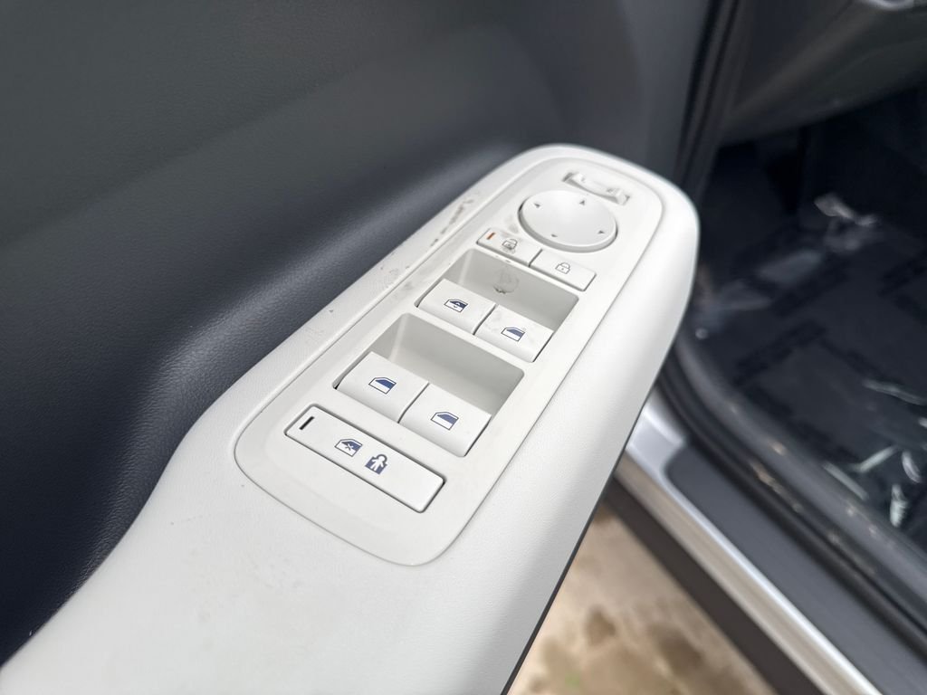 New 2027 Silver Hyundai SE image 11