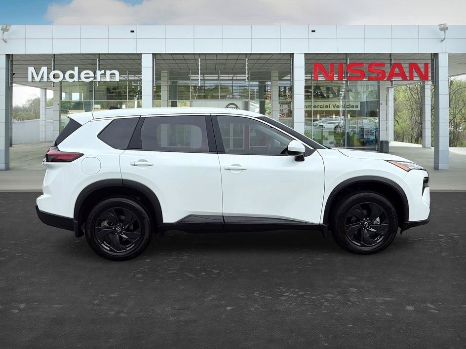 Used 2026 Everest White Pearl Tricoat Nissan SV image 6