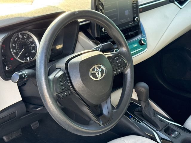 Used 2022 White Toyota LE image 17