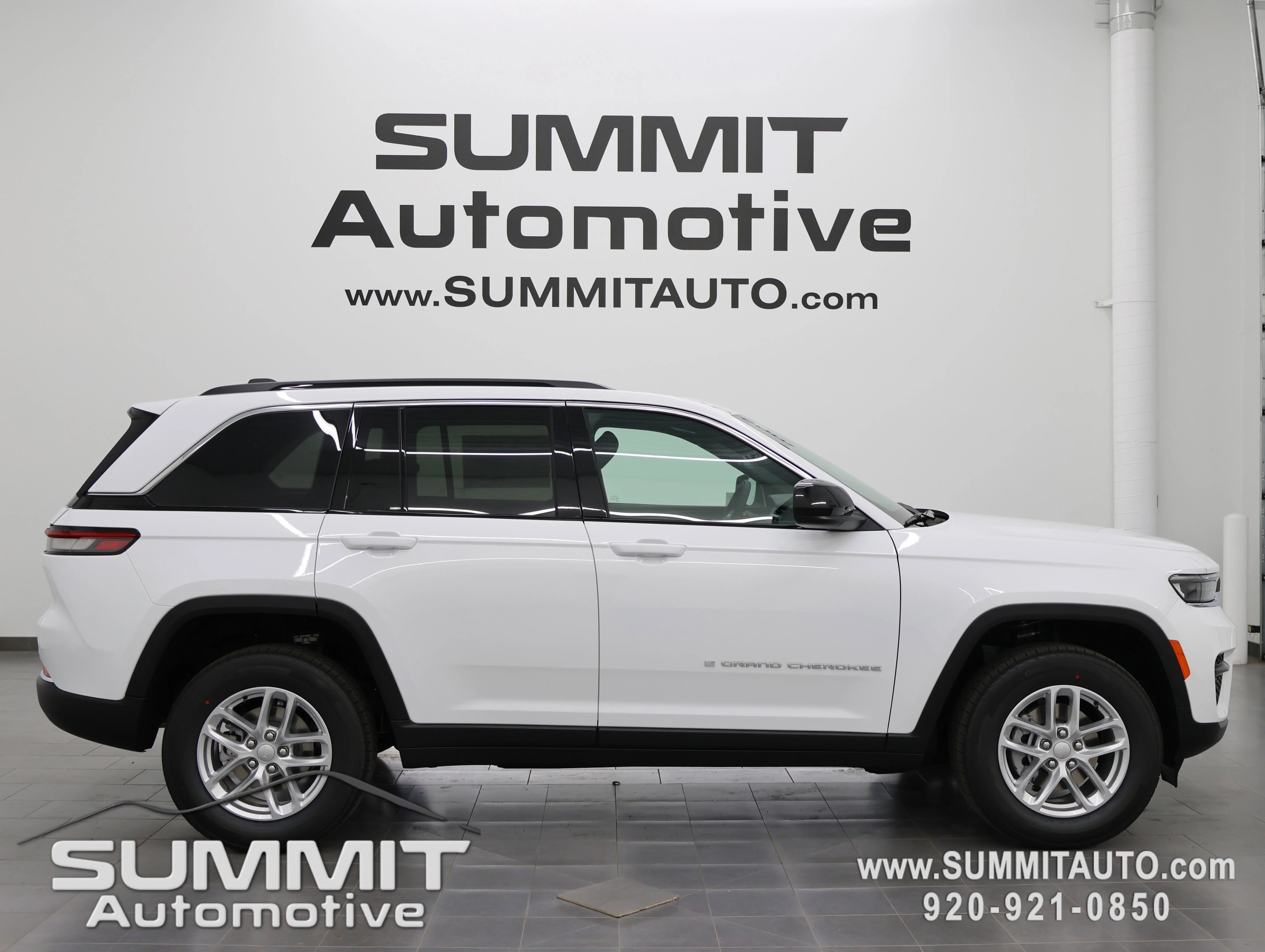 New 2026 Bright White Clear-Coat Exterior Paint Jeep Laredo X image 1