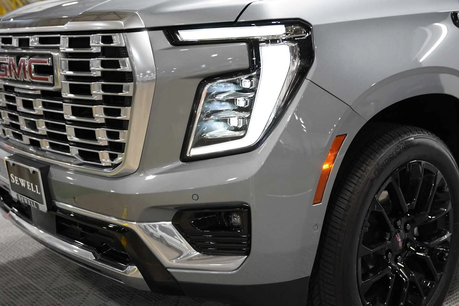 Used 2025 Sterling Metallic GMC Denali image 7