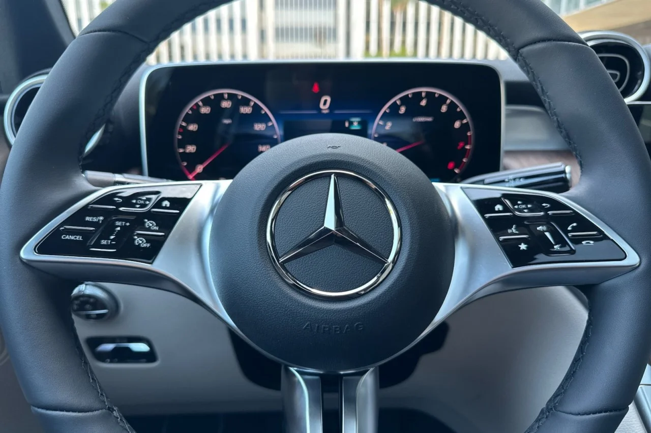 Used 2026 Polar White Mercedes-Benz GLC 300 image 22