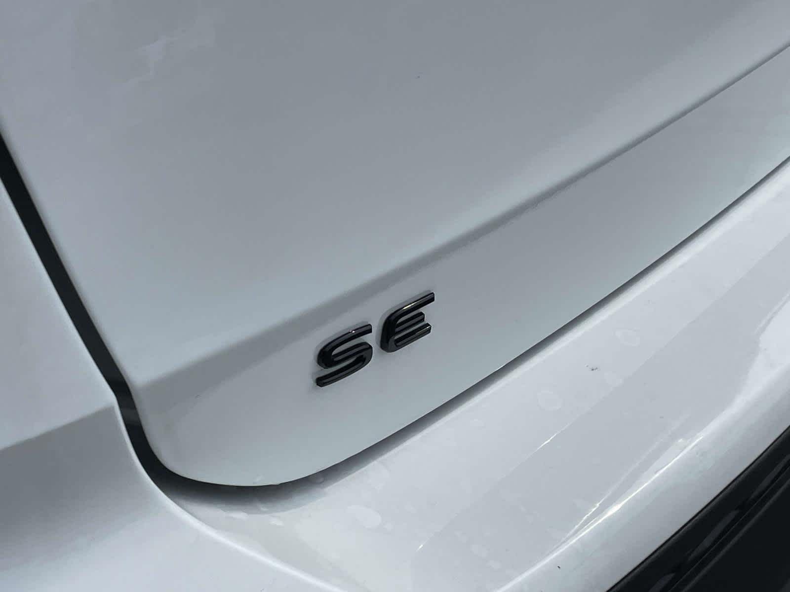 New 2026 Pure White w/Deep Black Roof Volkswagen SE Black image 14