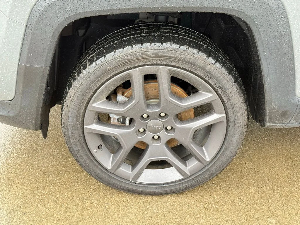 Used 2021 Gray Jeep Latitude image 12