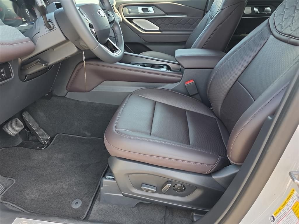 New 2027 Avalanche Gray Ford Platinum™ image 10