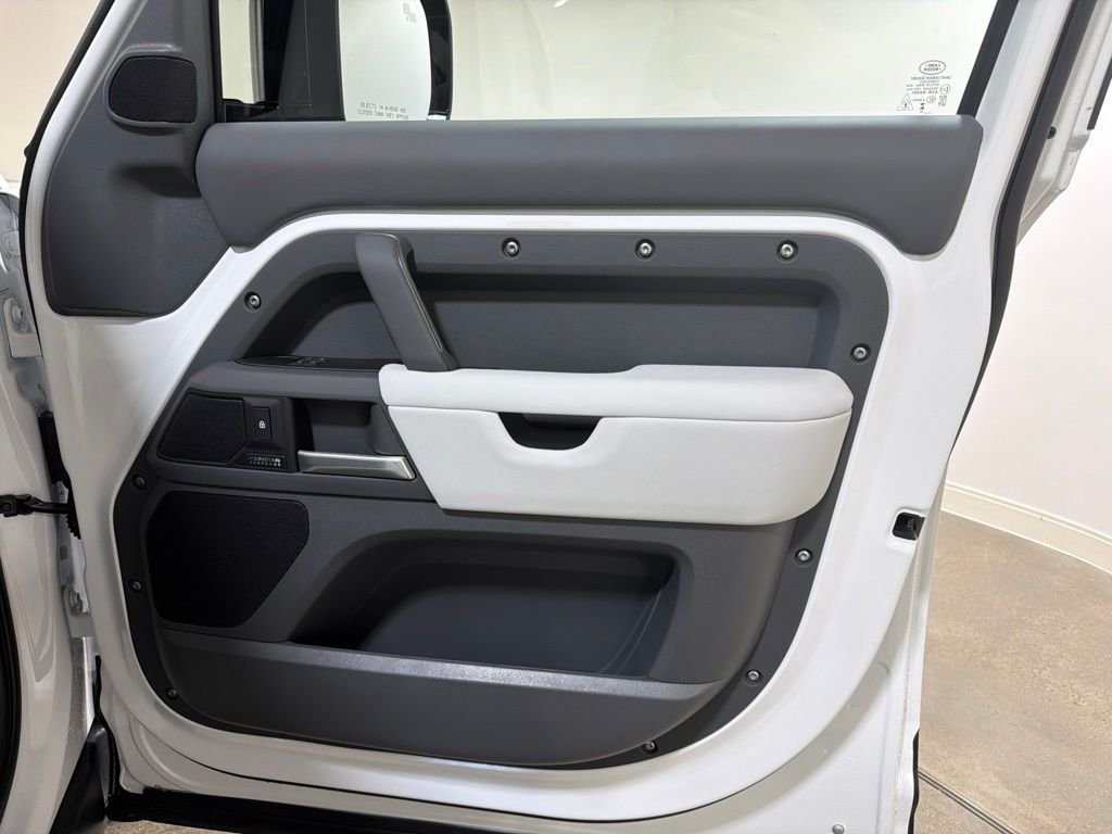 New 2026 Fuji White Land Rover X-Dynamic SE image 23