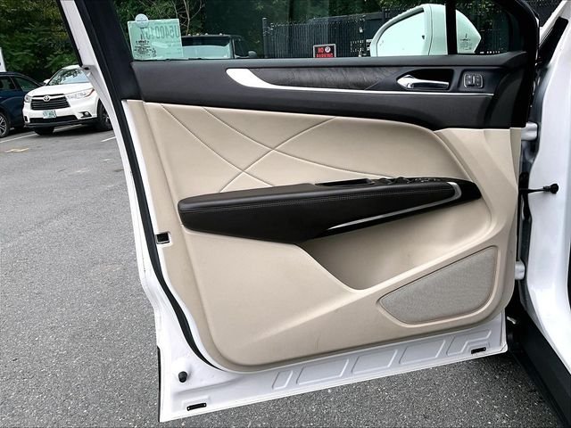 Used 2019 White Lincoln Reserve image 19
