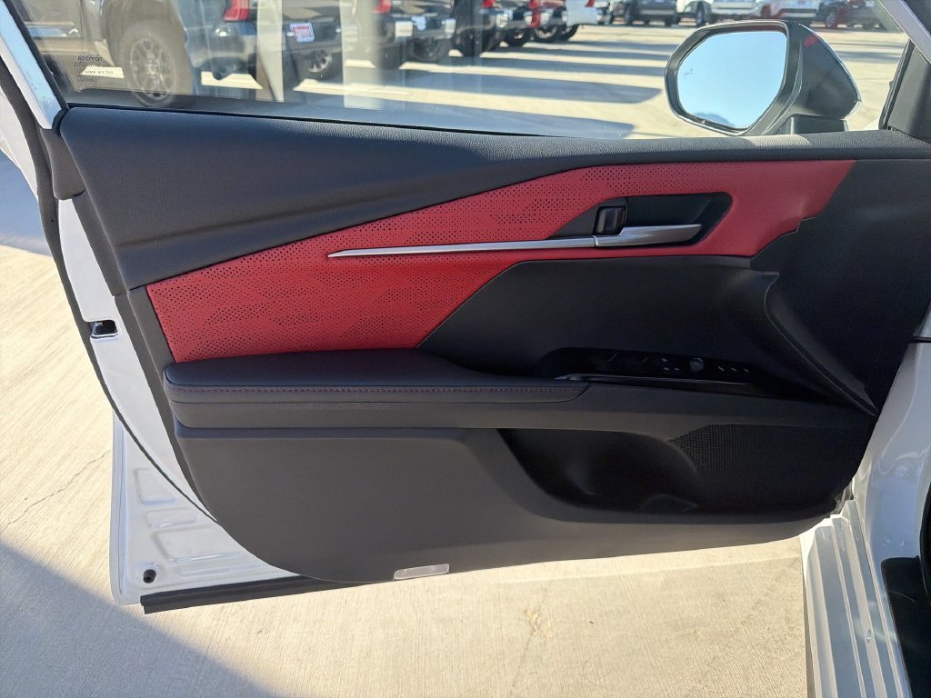 New 2026 Wind Chill Pearl with Midnight Black Metallic roof <sup>1</sup> Toyota  XSE image 9
