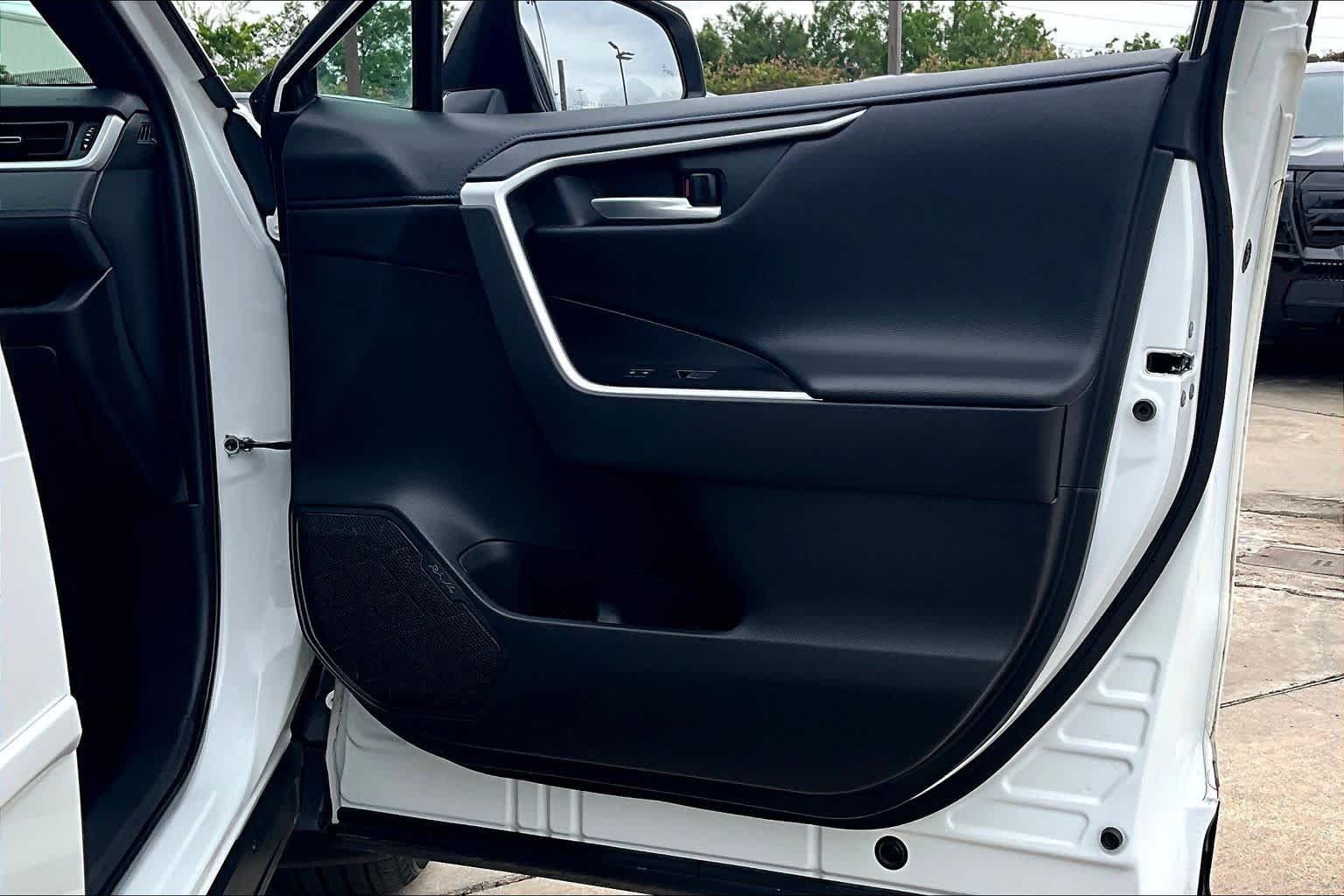 Used 2023 Wind Chill Pearl/Midnight Black Metallic Toyota Hybrid XSE image 23