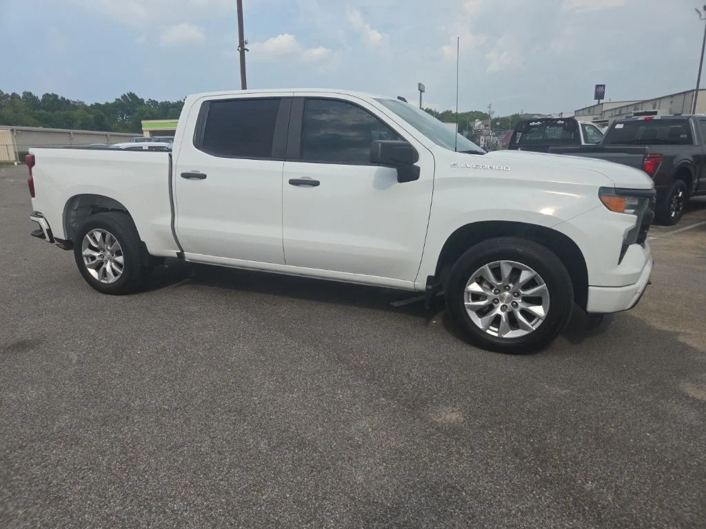 Used 2022 White Chevrolet Custom image 13