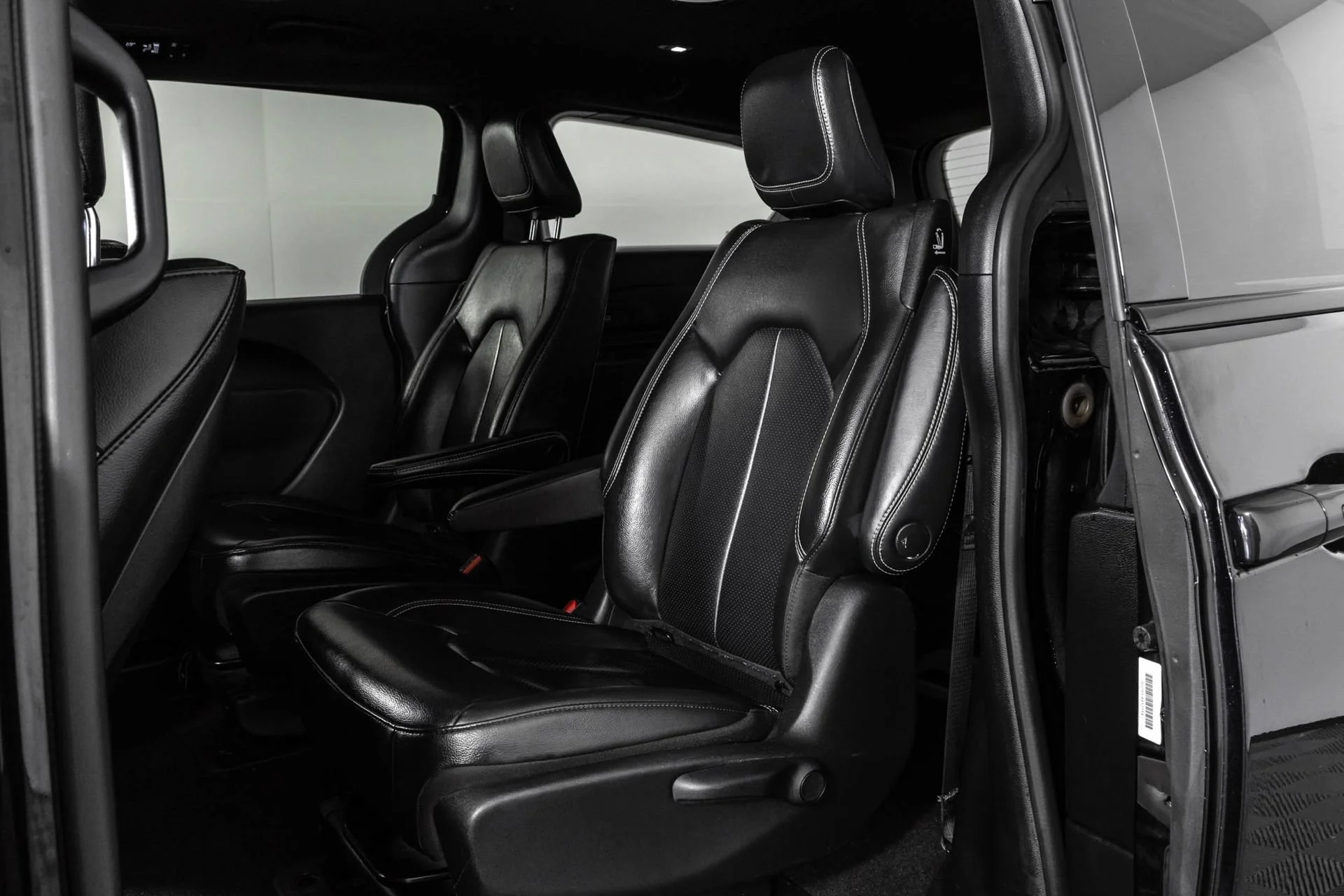 Used 2022 Black Chrysler Touring L image 39