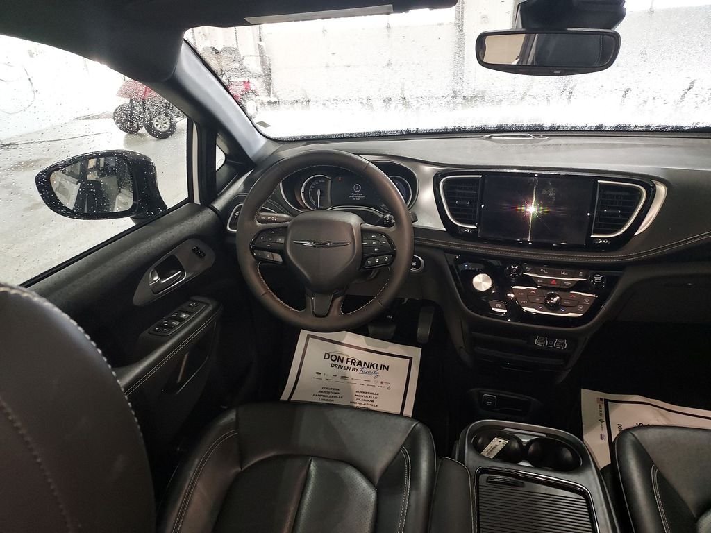 Used 2024 White Chrysler Select image 15