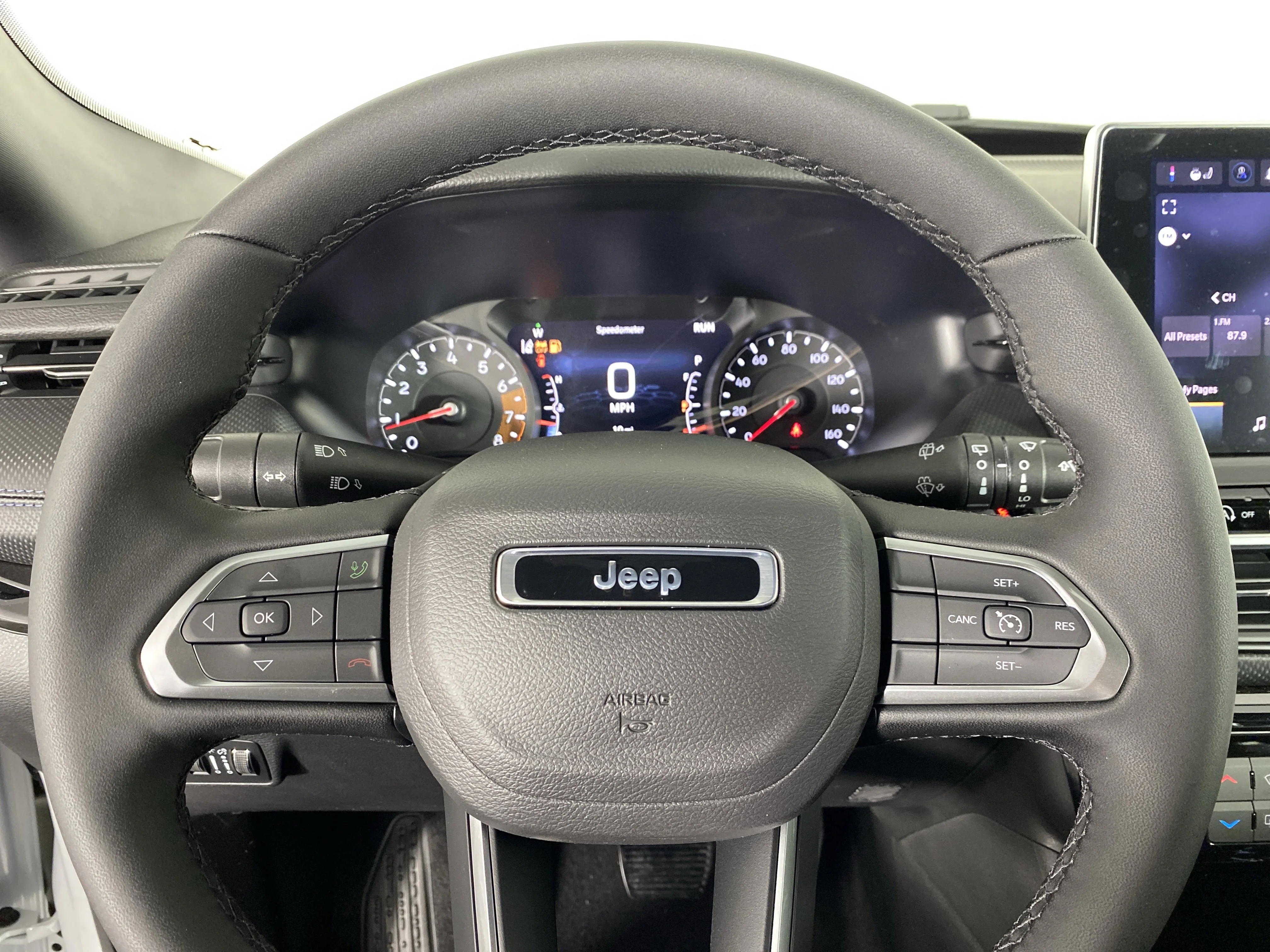 New 2026 Bright White Clear-Coat Exterior Paint Jeep Latitude image 18