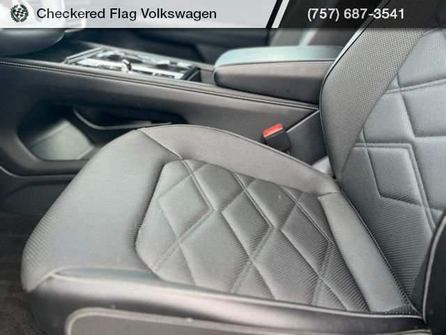 Used 2025 Pure White Volkswagen 2.0T SE w/Technology image 21