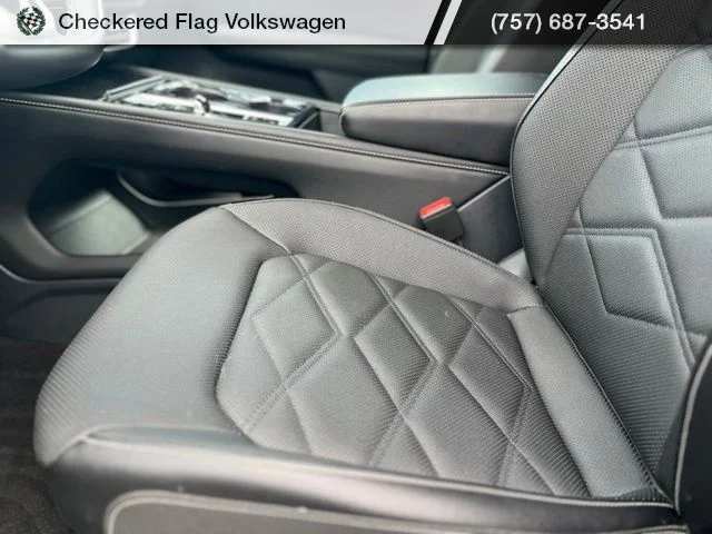 Used 2025 Pure White Volkswagen 2.0T SE w/Technology image 21