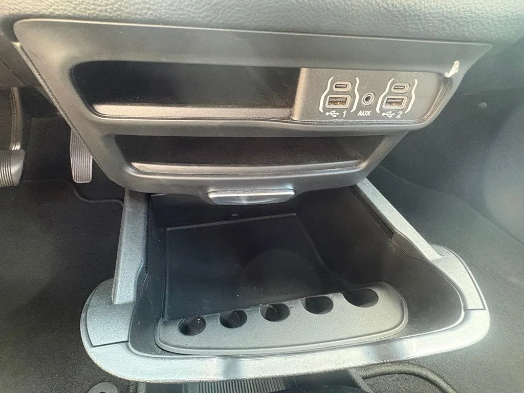 Used 2025 White/off-white Chrysler Select image 23