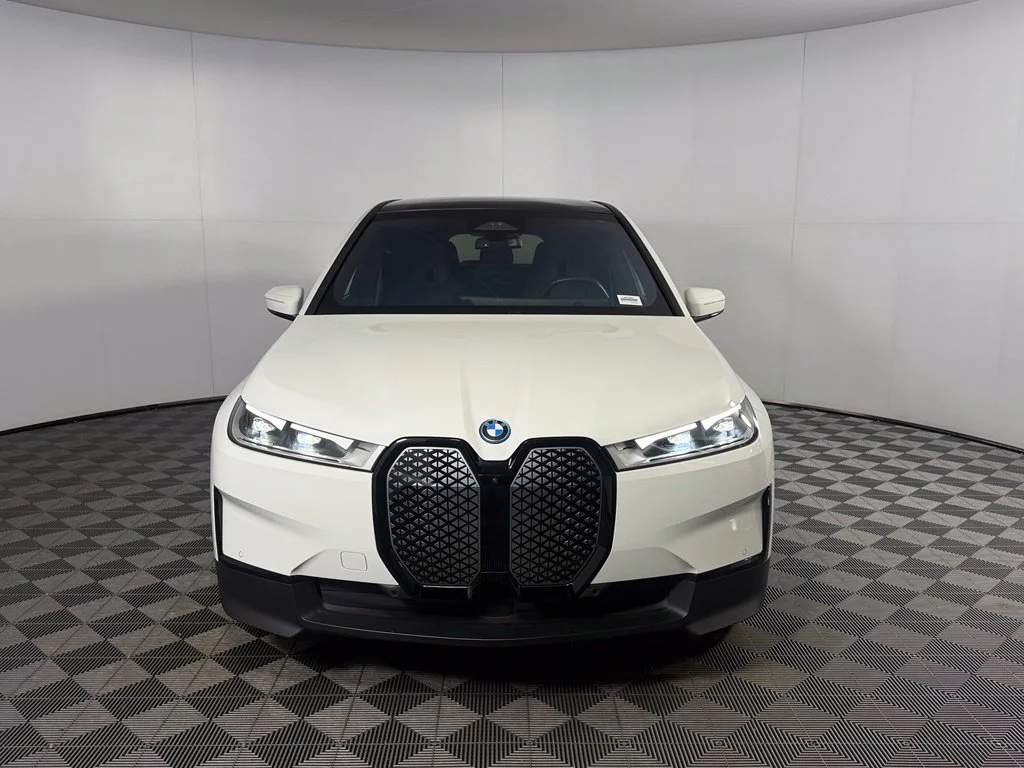 Used 2024 White BMW xDrive50 image 3