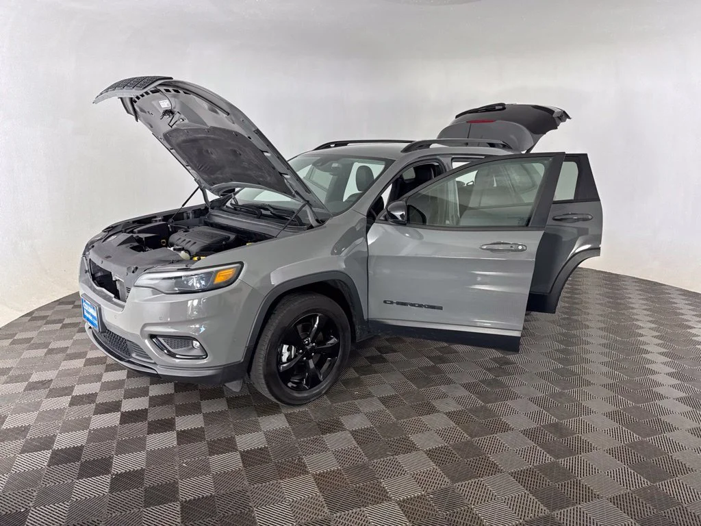 Used 2023 Gray Jeep Altitude image 11