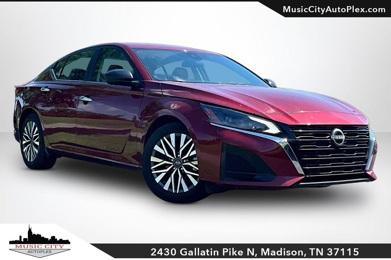 Used 2025 Scarlet Ember Nissan SV FWD image 1