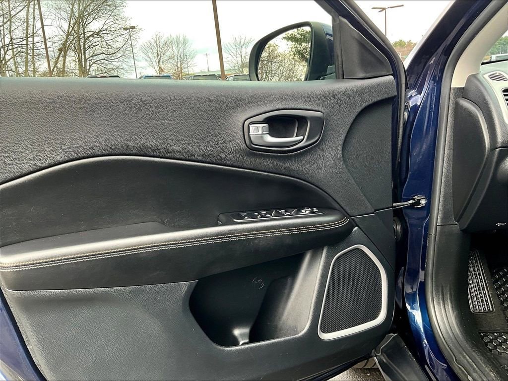 Used 2021 Blue Jeep Latitude image 9