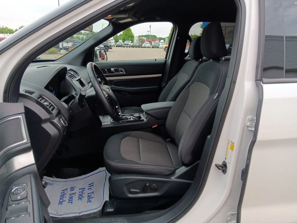 Used 2019 White Platinum Metallic Tri-Coat Ford XLT image 28