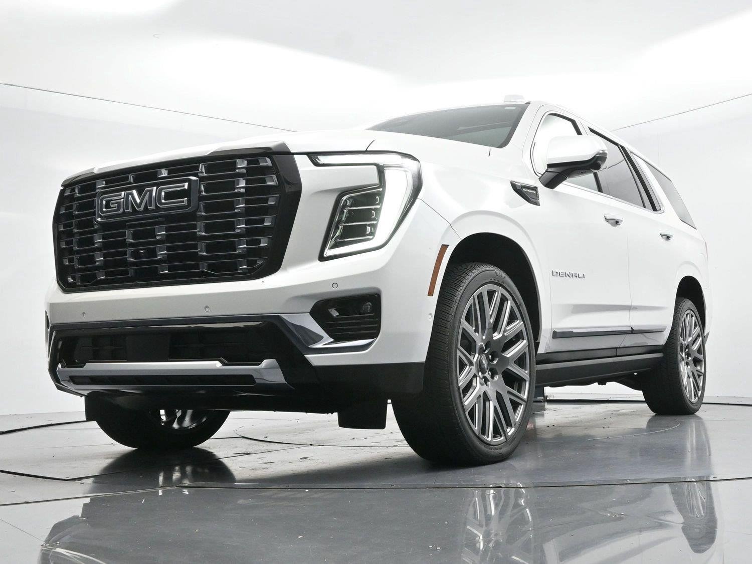 Used 2025 White Frost Tricoat GMC Denali Ultimate image 48
