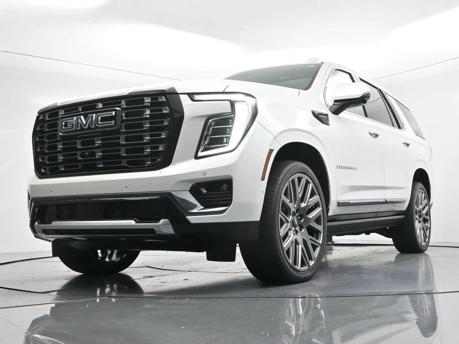 Used 2025 White Frost Tricoat GMC Denali Ultimate image 48
