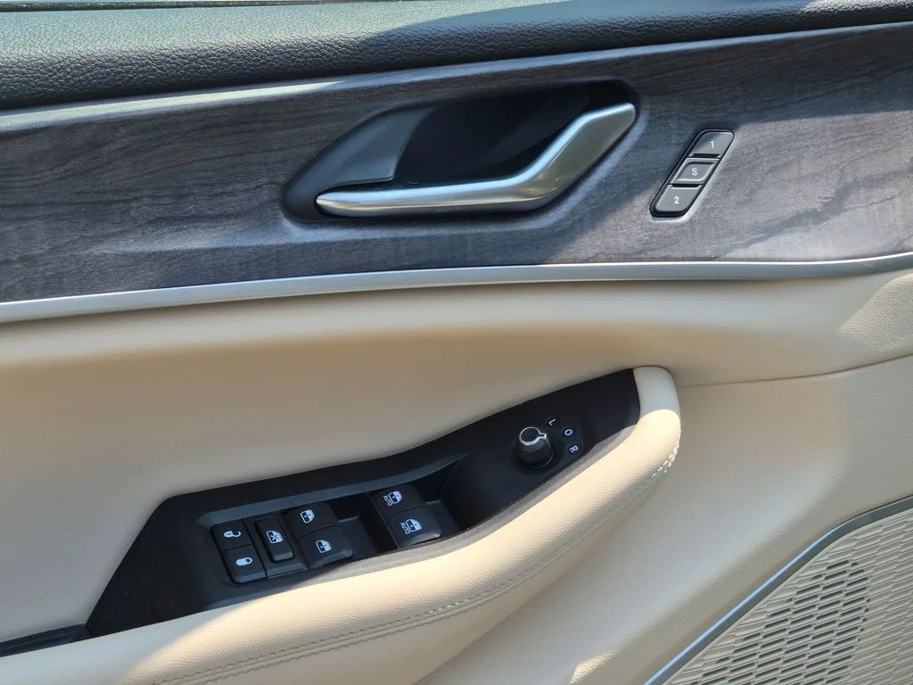 Used 2022 White Jeep 4xe image 12