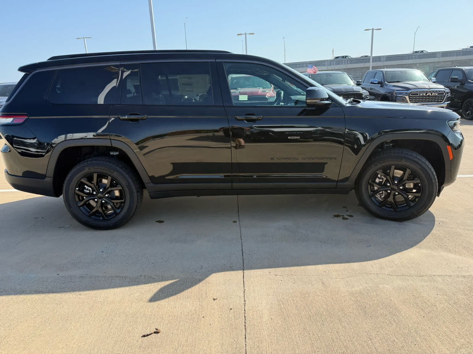 New 2026 Diamond Black Crystal Pearlcoat Jeep Laredo Altitude image 5