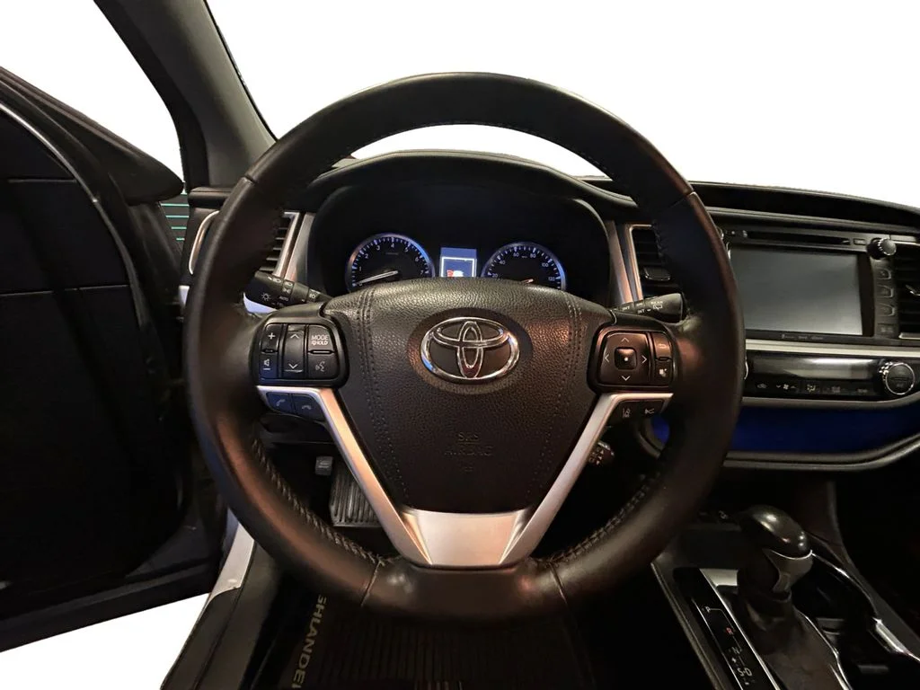 Used 2017 Celestial Silver Toyota XLE V6 image 12