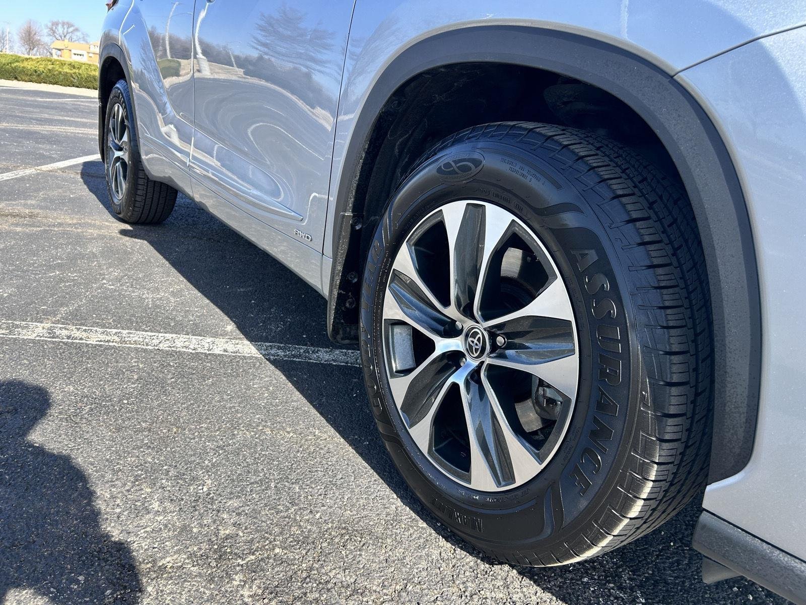 Used 2022 Toyota Highlander XLE with VIN 5TDHBRCH1NS549360 for sale in Kansas City