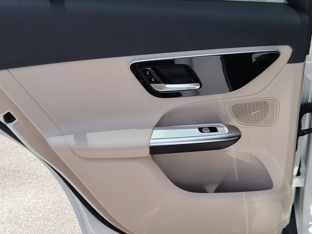 New 2026 Polar White Mercedes-Benz GLC 300 image 9