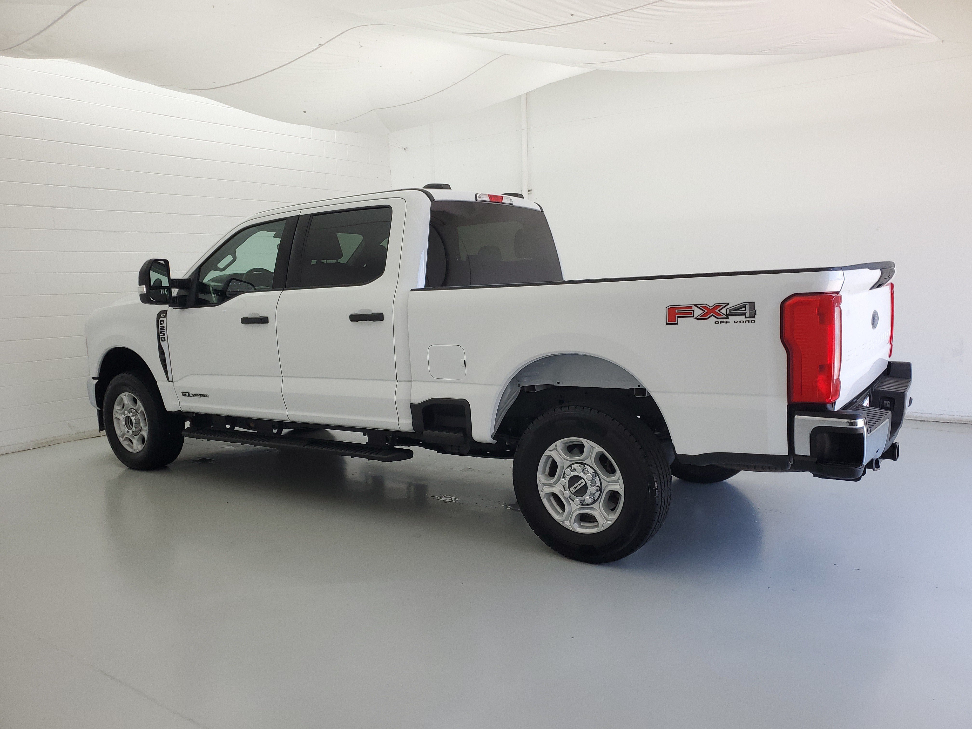 Used 2025 Oxford White Ford XLT image 7