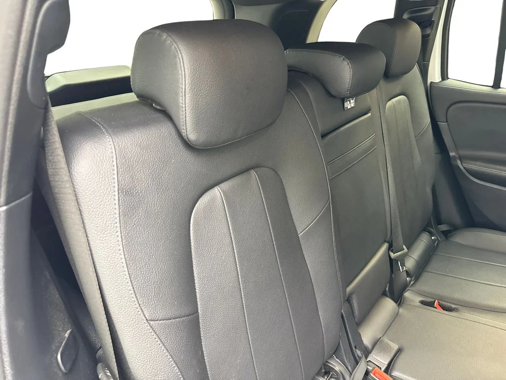 Used 2024 White Mercedes-Benz GLB 250 image 38