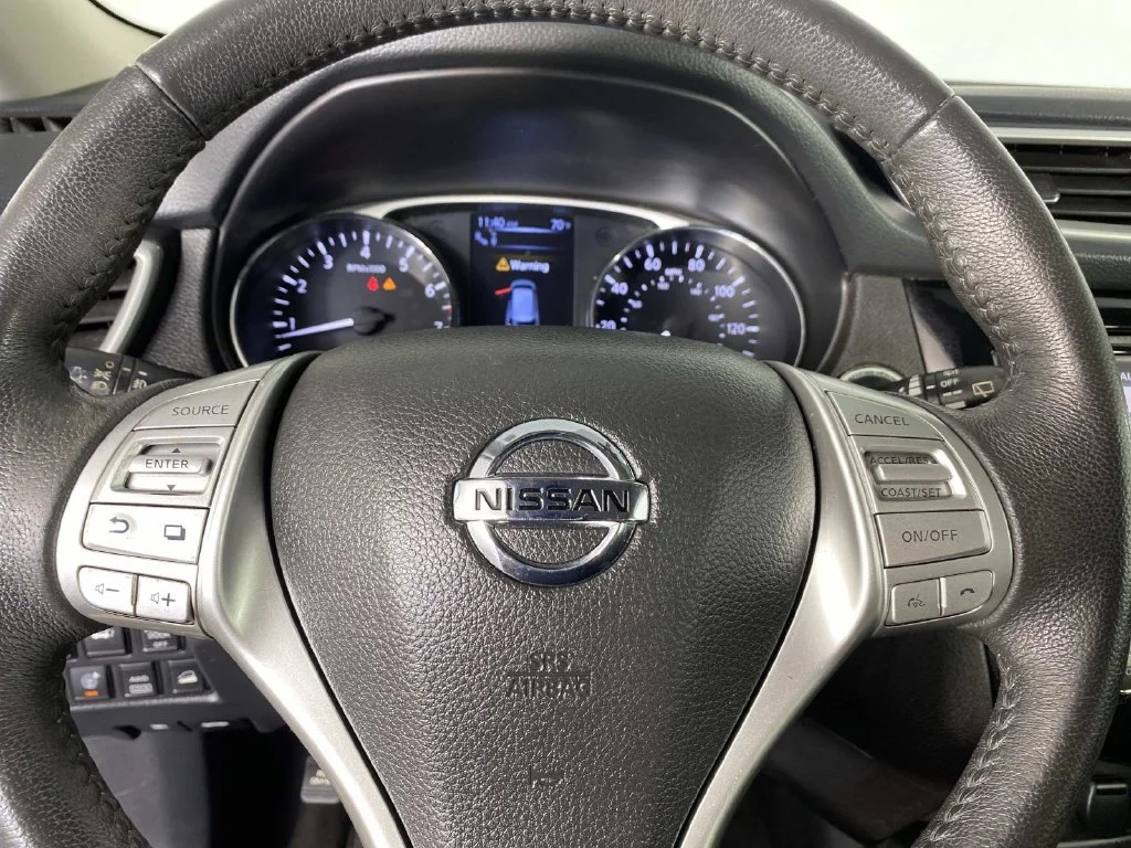 Used 2016 Black Nissan SL image 13