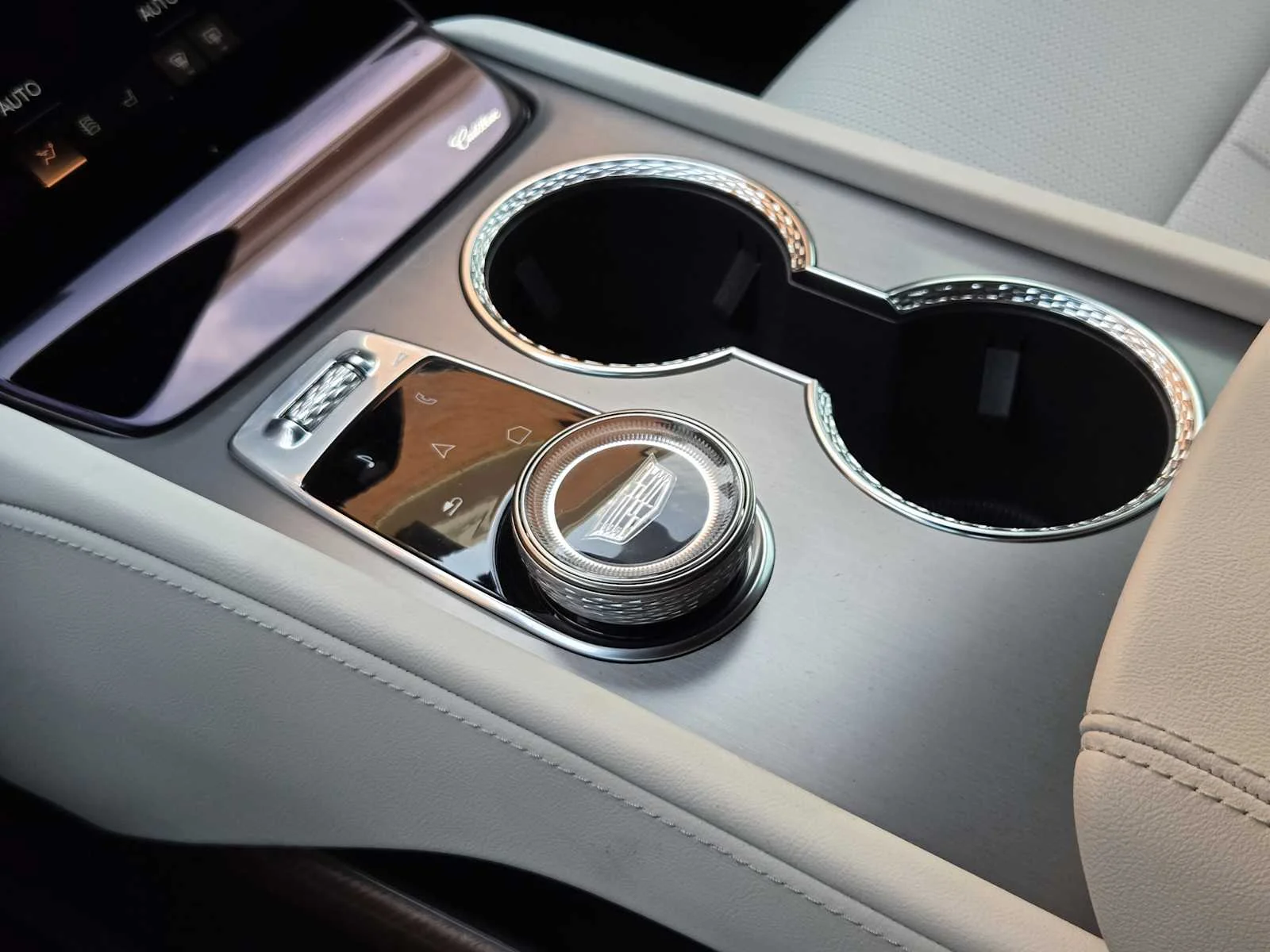 2027 Cadillac VISTIQ Luxury - Photo 14