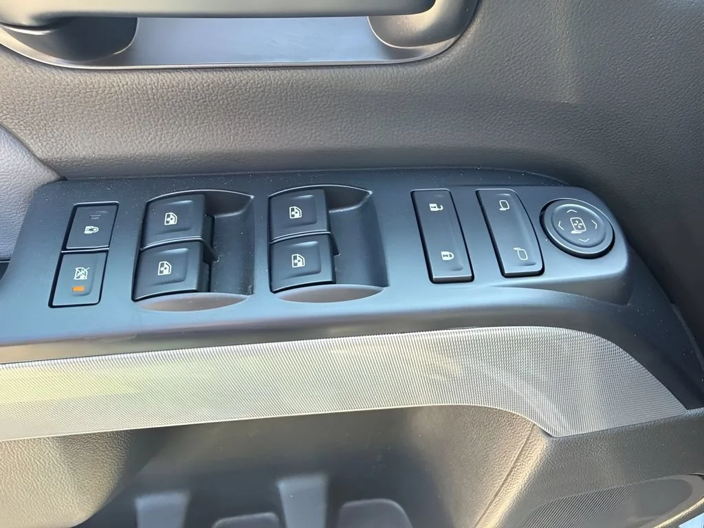 Used 2017 GRAPHITE METALLIC Chevrolet LT image 26