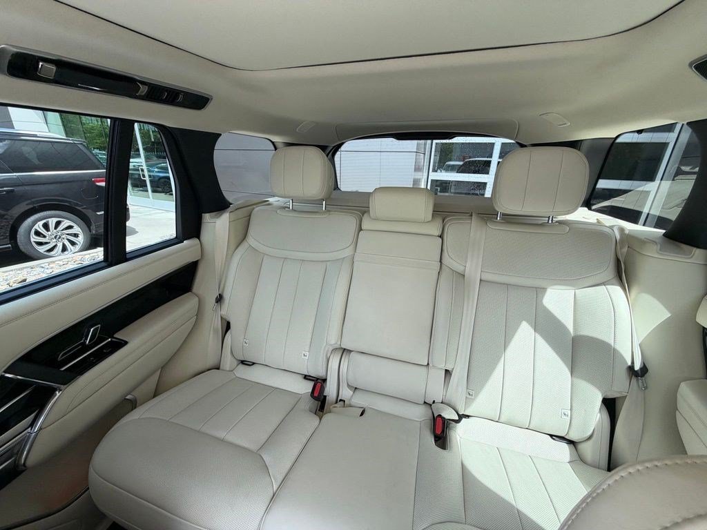 Used 2023 Hakuba Silver Metallic Land Rover SE image 13
