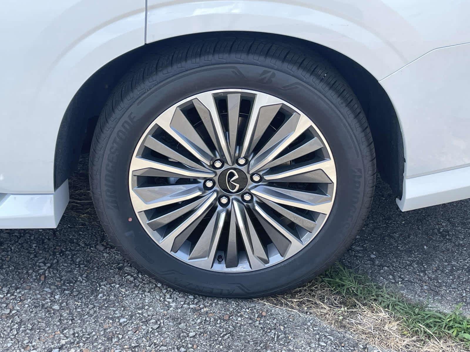 New 2026 Radiant White INFINITI LUXE image 15