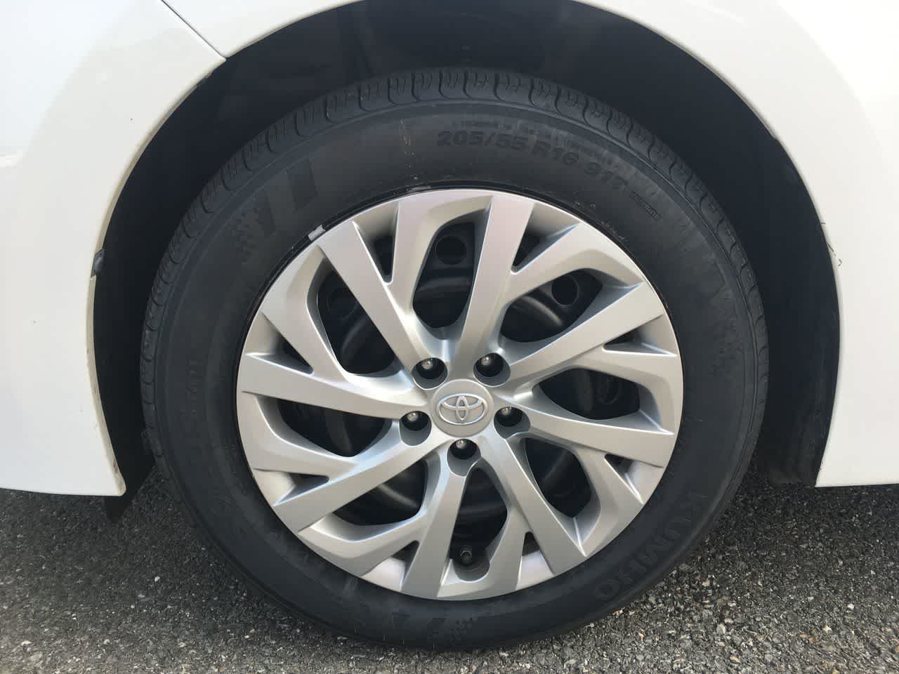 Used 2018 Super White Toyota LE image 11