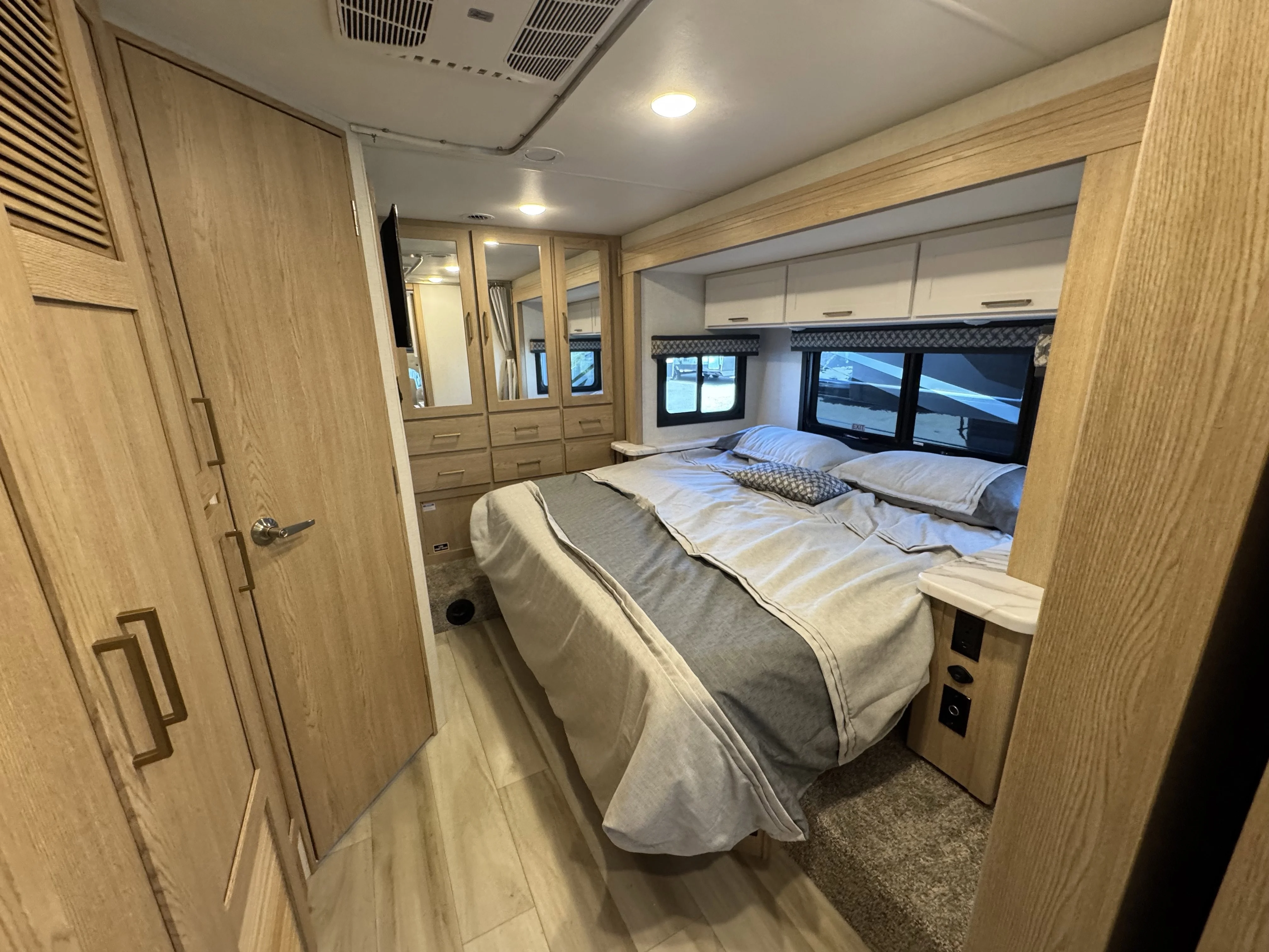 New 2026 White Thor Motor Coach  image 16