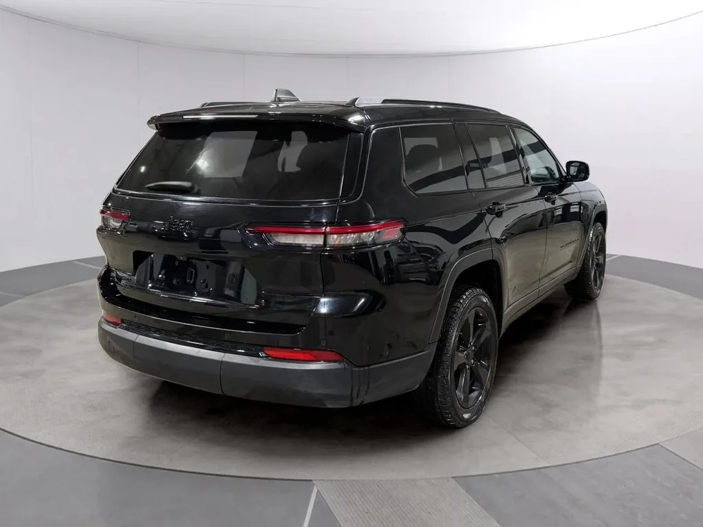Used 2023 Black Jeep Altitude image 3