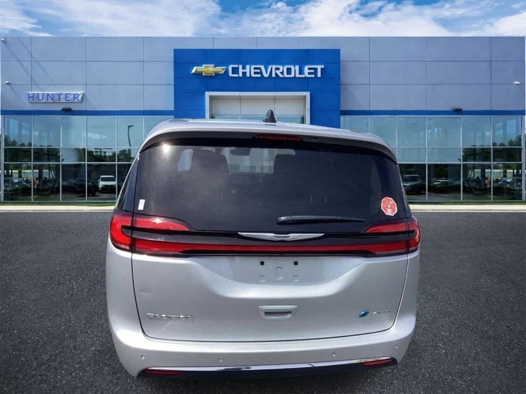 Used 2024 Silver Mist Clearcoat Chrysler Hybrid Select image 3