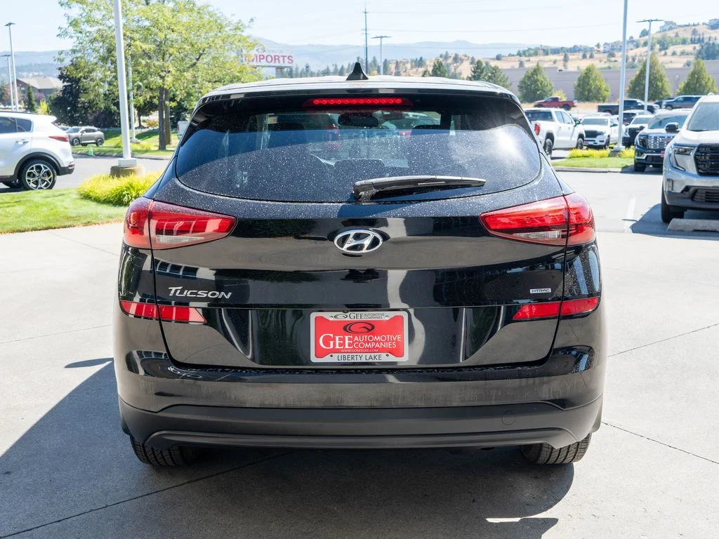 Used 2020 Black Hyundai SE image 6