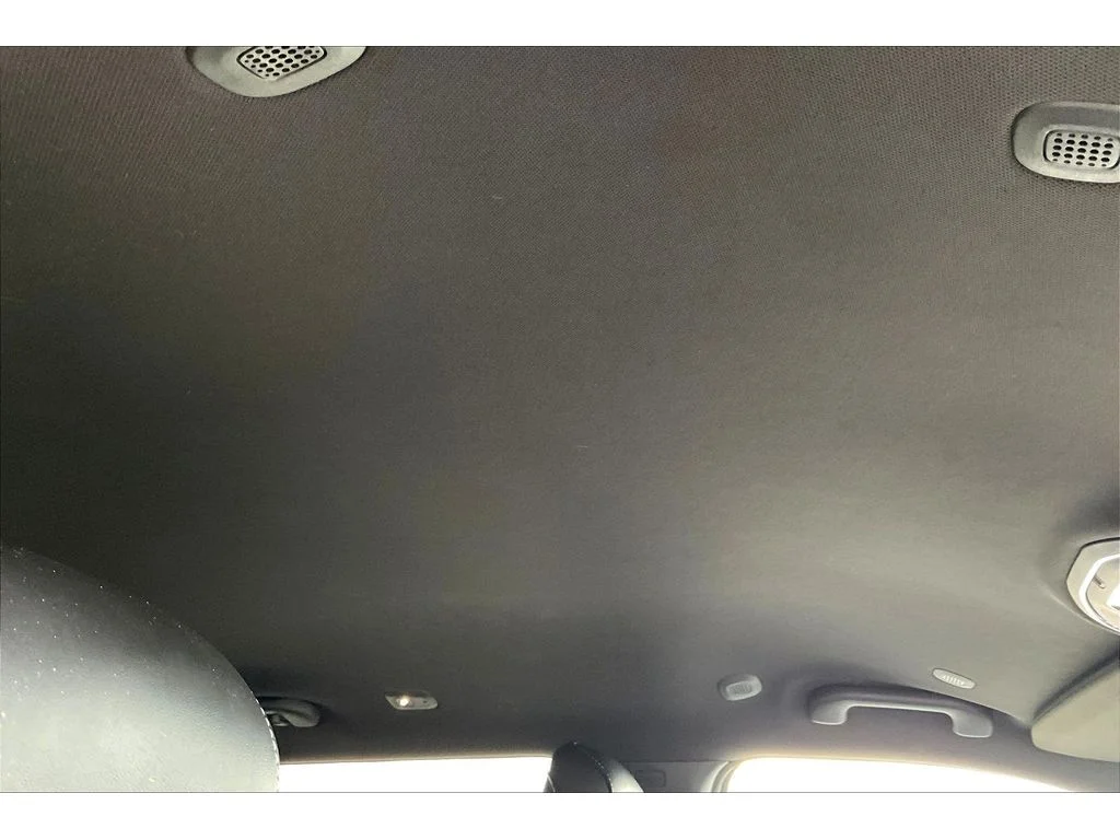 Used 2024  Jeep Limited image 15