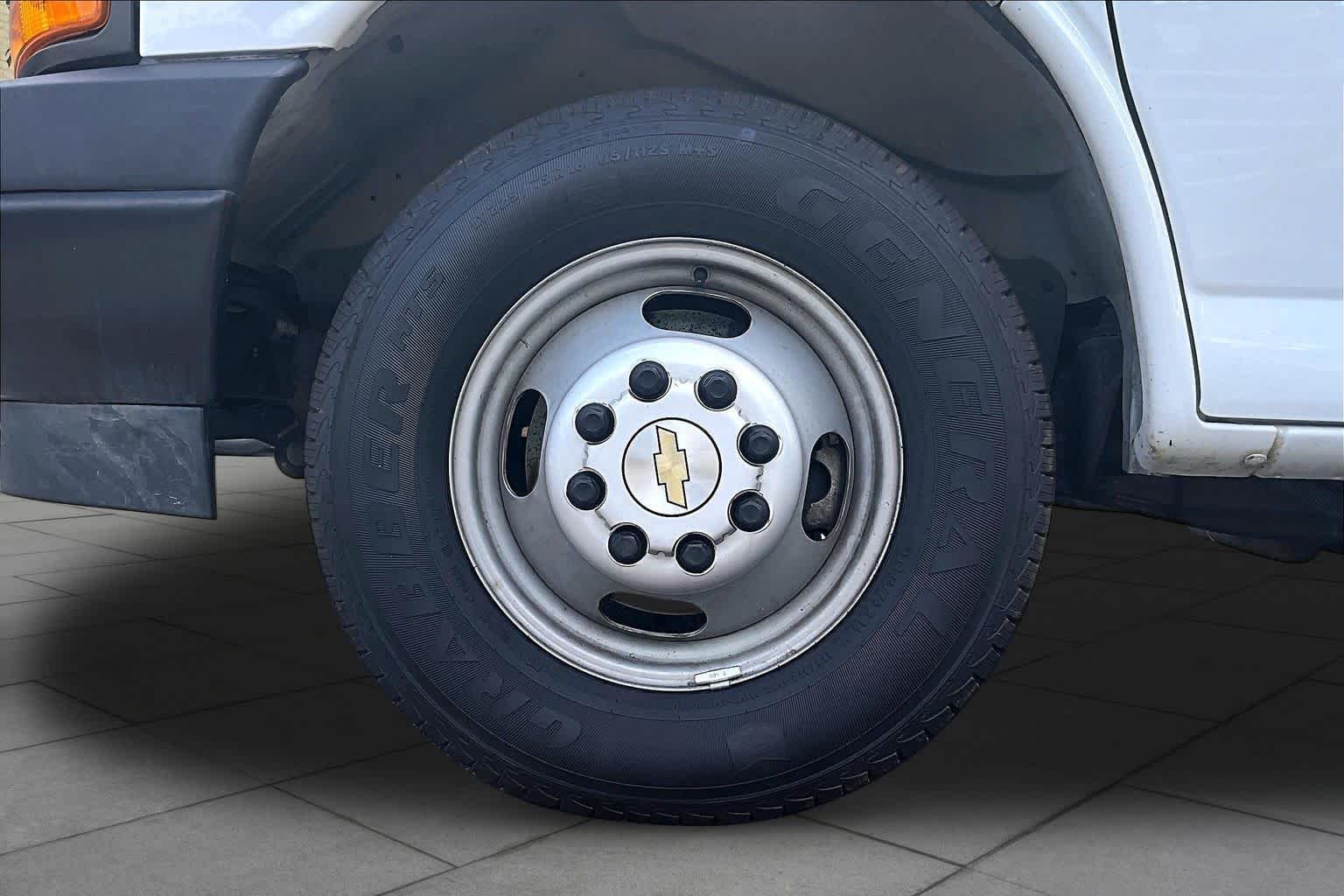 Used 2021 Summit White Chevrolet  image 10