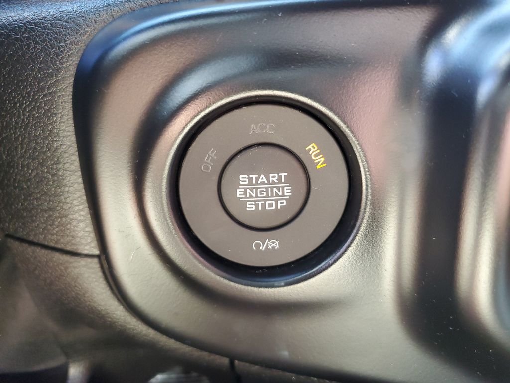 Used 2021  Jeep Sport image 23