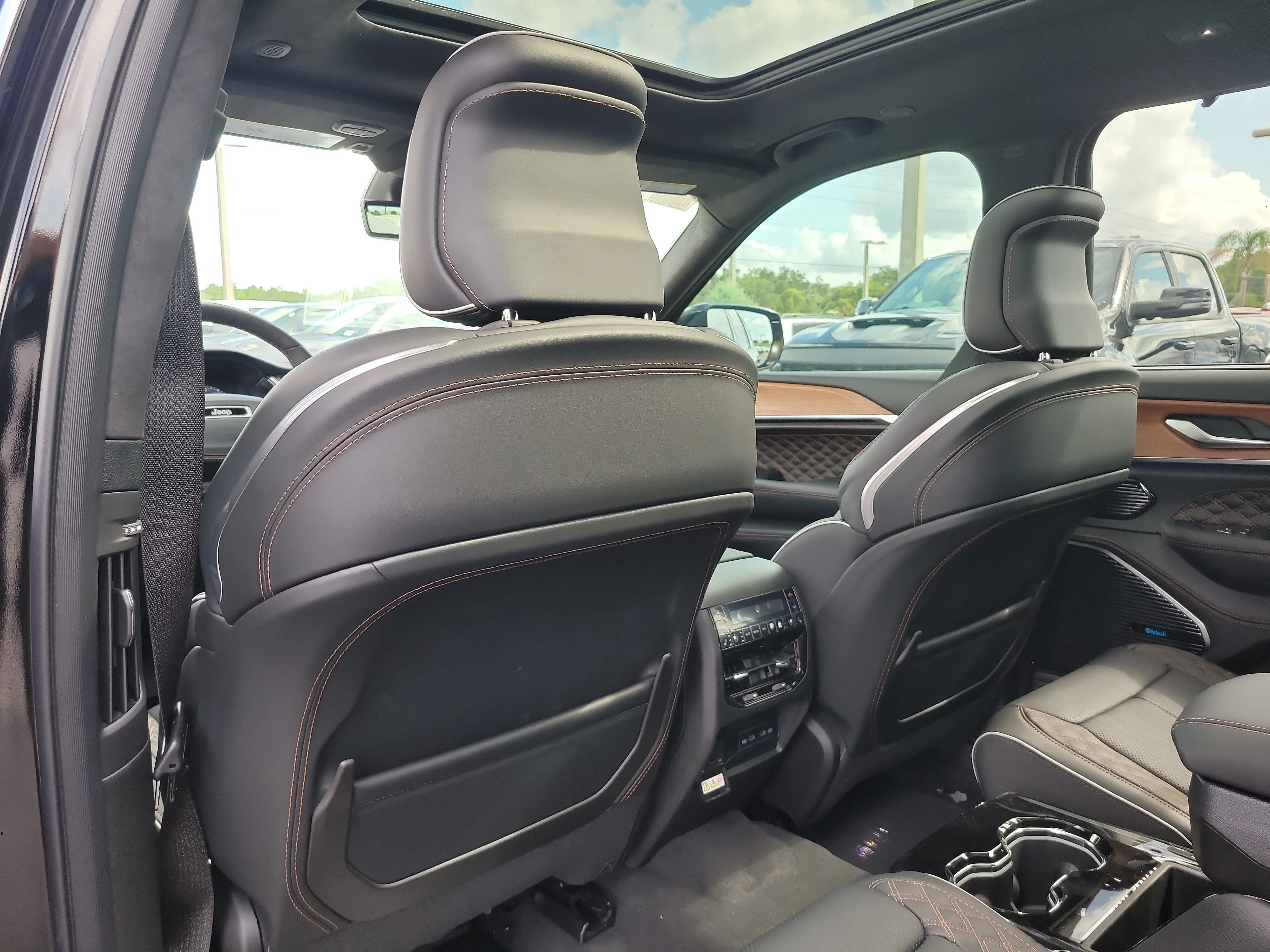 New 2026 Diamond Black Crystal Pearlcoat Jeep Summit image 12