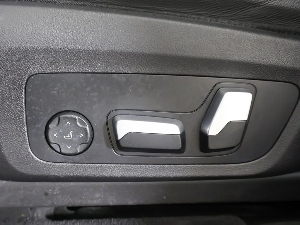 Used 2022 Phytonic Blue Metallic BMW xDrive30i image 35