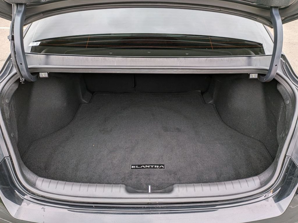 2025 Hyundai Elantra Limited - Photo 26